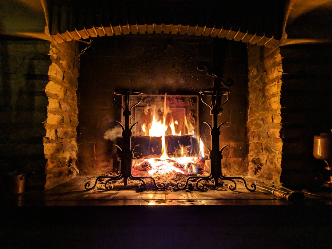 Cheminée en fonctionnement, ambiance chaleureuse